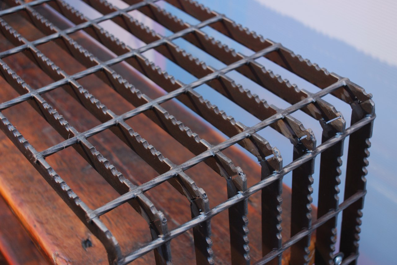 Grating steel shelves with wooden boards